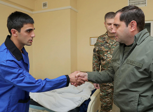 Сурен Папикян посетил военнослужащих, раненных в результате агрессии Азербайджана на направлении Сотка