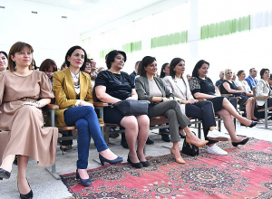 Աննա Հակոբյանը դստեր հետ այցել է 44-օրյա պատերազմում անմահացած Գևորգ Արշակյանի անվան դպրոց