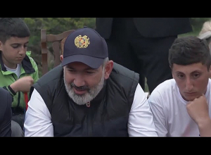 Նիկոլ Փաշինյանը Ներքին Բազմաբերդում այցելել է դպրոցական ծրագրի մասնակից աշակերտներին