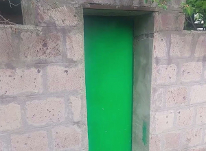 Брат угрожал сестре перерезать шею, требуя кольцо с алмазом