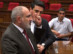 Премьер-министр и глава парламента встретились в НС со школьниками поселков Акнер и Веришен