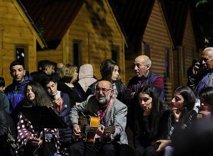 Փաշինյանը տիկնոջ և դստեր հետ հանդիպել է դպրոցականների թիմային խճուղավազքի մրցաշարի մասնակիցներին