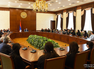 Նախագահ Հարությունյանը հանդիպել է 44-օրյա պատերազմում զոհված զինծառայողների մի խումբ հարազատների հետ