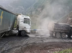 Բեռնատարը բախվել է արգելապատնեշին