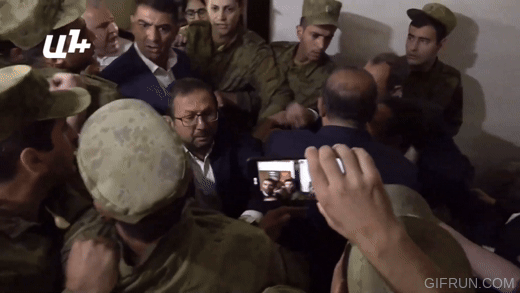 Ծեծկռտուք ԱԺ միջանցքում՝ նիստը ընդհատելուց հետո