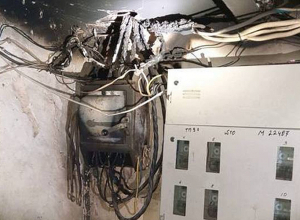 Երևանի Չեխովի փողոցի շենքերից մեկում հոսանքի բաշխիչ վահանակի մալուխների կարճ միացումից հրդեհ է բռնկվել