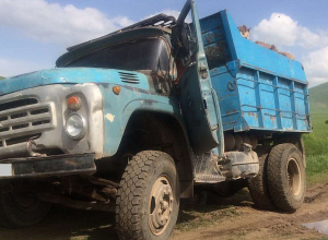 Երևան-Սևան ճանապարհին քարով բարձված բեռնատարը արգելափակվել է փոսում