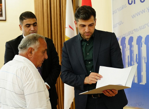 Երևանի քաղաքապետարանը «Հաղթանակ» թաղամասի բնակիչներին հողի սեփականության ակտի հիմքով քաղաքապետի որոշումներ է տրամադրել