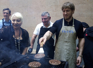 Արթուր Ալեքսանյանը երեխաների պաշտպանության օրը խորոված արեց երեխաների համար