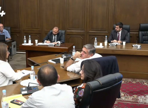 Какой безмозглый человек посоветовал Пашиняну поздороваться с имамом? оппозиционер - Арарату Мирзояну