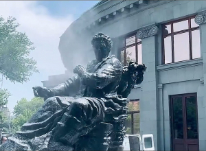 Օրը սկսվեց Խաչատրյանի արձանի լվացման աշխատանքներով