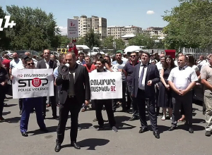 Маршем протеста адвокаты отнесли «подарок» для начальника полиции Кентрона