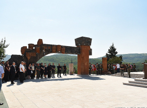 Արայիկ Հարությունյանը այցելել է Ստեփանակերտի հուշահամալիր