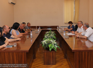 ԱՀ ԱԺ նախագահը հանդիպել է խորհրդարանական խմբակցությունների անդամների հետ