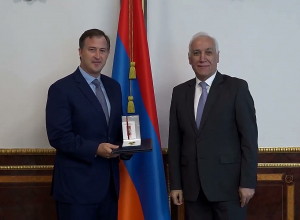 Նախագահ  Խաչատուրյանը Երախտագիտության մեդալներ է հանձնել Բրայան Արդունին և Ռուբեն Փոլ Ադալյանին