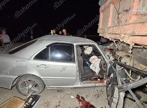 Վայոց Ձորում Mercedes-ը մխրճվել է ցեմենտով բարձված ԿամԱԶ-ի հետնամասի մեջ. shamshyan.com