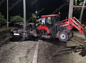 Երևանում`  ԱՄՆ դեսպանատան մոտ մեքենան մխրճվել է մաքրման աշխատանքներ կատարող տրակտորի մեջ