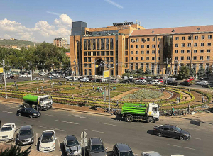 Ձեւավորում են քաղաքապետարանի շենքի հարակից տարածքը․ ֆոտոշարք