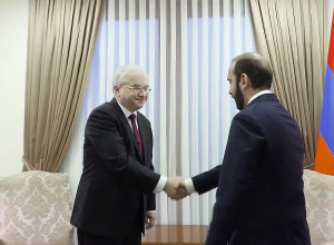 Мирзоян и Ховаев обсудили гуманитарный кризис, возникший в Нагорном Карабахе из-за незаконного блокирования Лачинского коридора