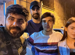 Արցախի դրոշը ծածանած ու բերման ենթարկված երիտասարդը դուրս է եկել ոստիկանությունից