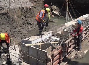 Մ3  ճանապարհին գերբեռնված մեքենաների պատճառով նախկին փլուզված կամուրջի փոխարեն՝ նորն է կառուցվում