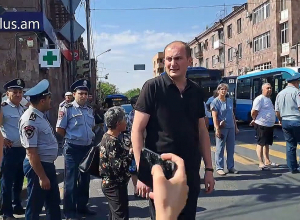 Անհայտ կորած զինծառայողների ծնողները փակել են Բաղրամյան պողոտան․