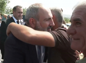 Վարչապետը Վարդենիսի ճանապարհին ականատես է եղել զորացրված զինվորի տուն վերադարձին