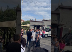 Ստեփանակերտում Կարմիր Խաչի գրասենյակի մոտ խաղաղ ակցիա է այս պահին