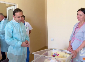 Ավինյանն այցելել է ծննդատուն