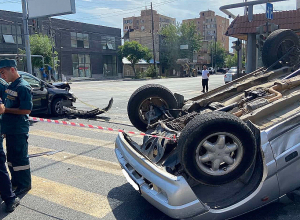 Վթար Ռոստովյան և Աթոյան փողոցների խաչմերուկում․ մեքենան գլխիվայր շրջվել է, կա տուժած