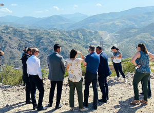 Представители аппарата комитета по внешним отношениям Сената США Сара Аркин и Дамиан Мерфи посетили Корнидзор