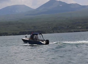 Спасатели вывели на берег Севана двух граждан, удалившихся на один километр