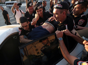 Կառավարության շենքի մոտից ակցիա իրականացնող քաղաքացիներ են բերման ենթարկվել. ՄԻՊ ներկայացուցիչները մեկնել են ոստիկանության բաժիններ