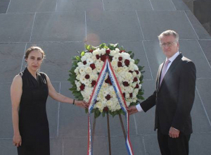 Ռոբերտ Մենենդեսի հանձնարարությամբ Հայաստան ժամանած հանձնաժողովի ներկայացուցիչներն այցելեցին Հայոց ցեղասպանության հուշահամալիր