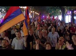 «Նիկո՛լ հեռացի՛ր», «Արցա՛խ միացի՛ր» վանկարկումներով երթ դեպի կառավարության շենք
