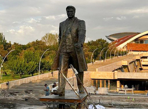 Կարեն Դեմիրճյանի արձանի տեղադրումը տարածքի վերաիմաստավորման և վերականգնման ծրագրի մեկ կարևոր քայլն է միայն. Ավինյան