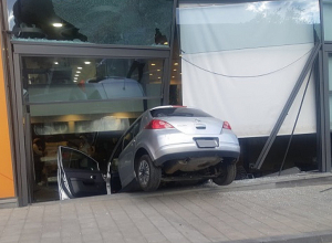 Հալաբյան փողոցում մեքենան բախվել է «ՍԱՍ» ֆուդ-կորտի արտաքին երեսպատման ապակիներին