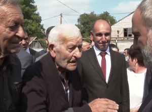 Փաշինյանը ճանապարհին խոսել է նաև բնակիչների հետ