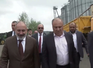 Премьер-министр посетил ООО «Бозоян» и ознакомился с программой обработки посевных площадей и разведения свиней