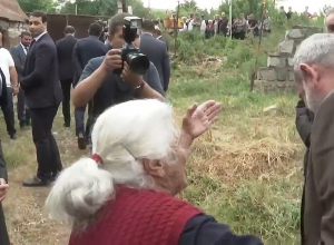 Премьер-министр стал свидетелем решения проблемы одного из пожилых жителей Гулагарака