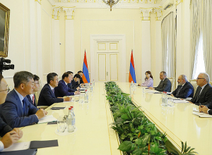Пашинян принял делегацию во главе с председателем Торгово-промышленной палаты Республики Корея