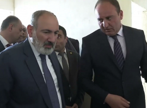 Премьер-министр ознакомился с ходом строительства типового детского сада в Карнуте