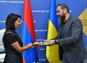 Супруга премьер-министра РА Анна Акопян подарила украинским школьникам 1200 гаджетов