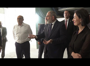 Премьер-министр ознакомился с ходом строительства театра имени Соса Саркисяна, новых фонтанов и спортзала