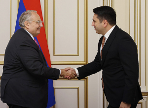 Եկել եմ Ֆրանսիայի աջակցությունը փոխանցելու Հայաստանին. Ֆրանսիայի ԱԺ արտաքին հարաբերությունների հանձնաժողովի նախագահը` Ալեն Սիմոնյանին