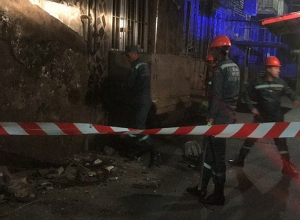 Շենքի մուտքերից մեկի բետոնե ծածկը պոկվել և ընկել է