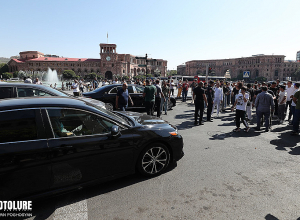 Կառավարության շենքի մոտ հավաքված քաղաքացիներից շիշը նետել է  ոստիկանների ուղղությամբ և դիմել փախուստի․ ՔԿ