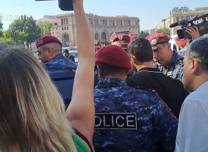 Տանում եք, տարեք, գլխին մի խփեք․ ոստիկանները ուժի գործադրմամբ տարան ակցիա անող երիտասարդներին