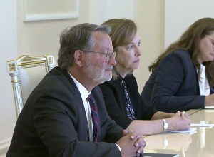 Փաշինյանն ընդունել է ԱՄՆ սենատոր Գերի Փիթերսին