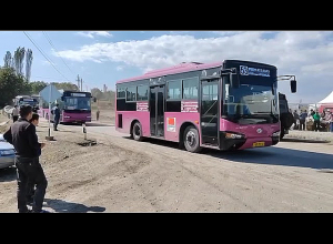 Ավտոբուսներն ուղեւորվեցին Արցախ՝ առանց փոխադրամիջոցի մնացած  քաղաքացիների հետեւից